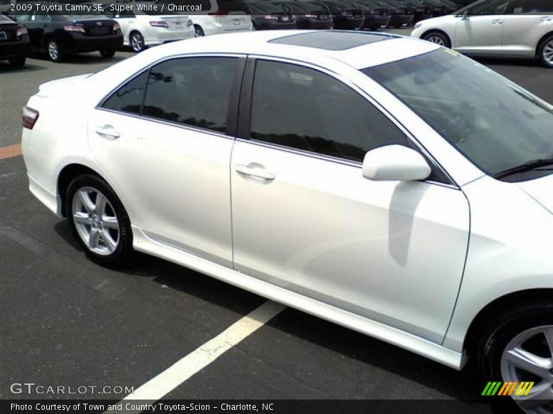 Super White / Charcoal 2009 Toyota Camry SE