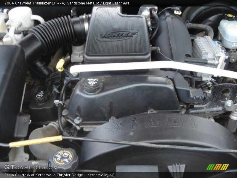 Sandstone Metallic / Light Cashmere 2004 Chevrolet TrailBlazer LT 4x4