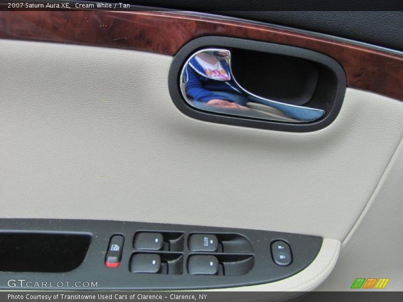 Cream White / Tan 2007 Saturn Aura XE