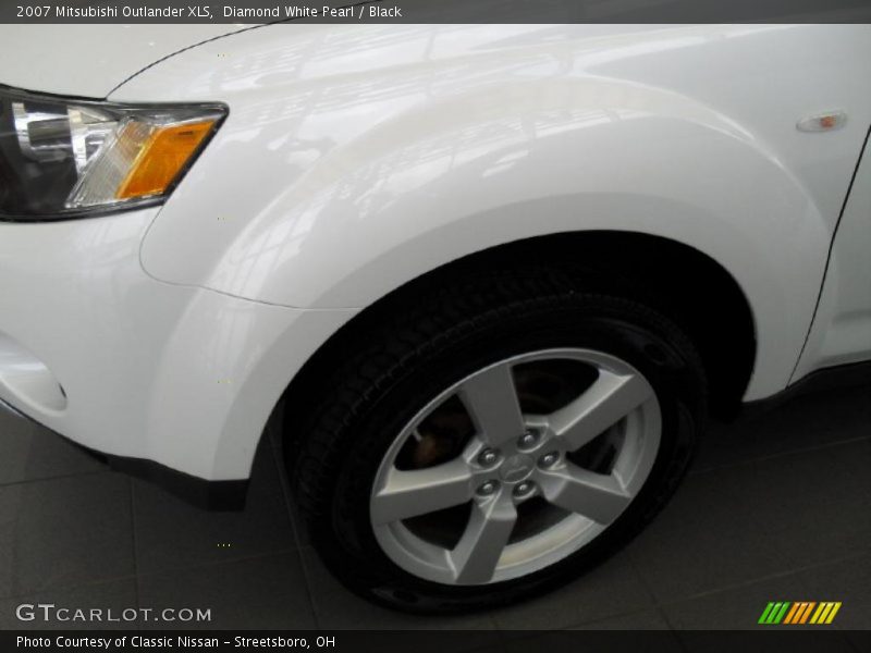 Diamond White Pearl / Black 2007 Mitsubishi Outlander XLS