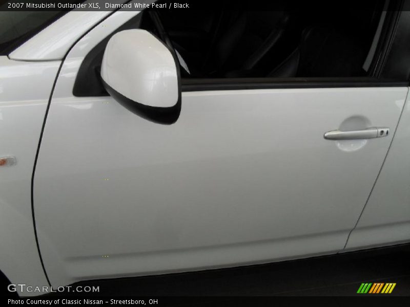 Diamond White Pearl / Black 2007 Mitsubishi Outlander XLS