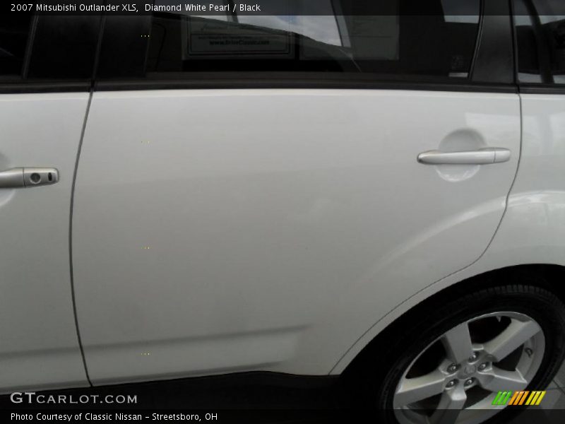 Diamond White Pearl / Black 2007 Mitsubishi Outlander XLS
