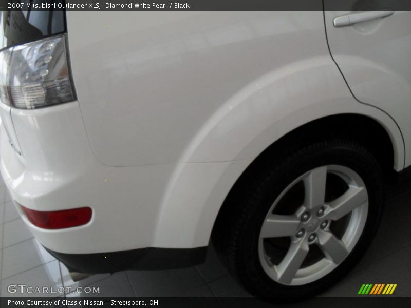 Diamond White Pearl / Black 2007 Mitsubishi Outlander XLS