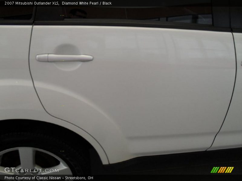 Diamond White Pearl / Black 2007 Mitsubishi Outlander XLS