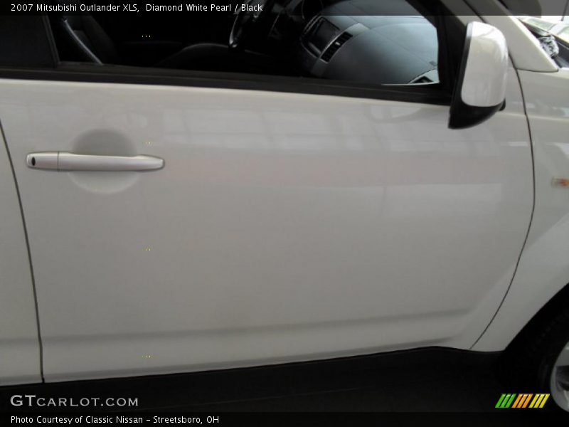Diamond White Pearl / Black 2007 Mitsubishi Outlander XLS