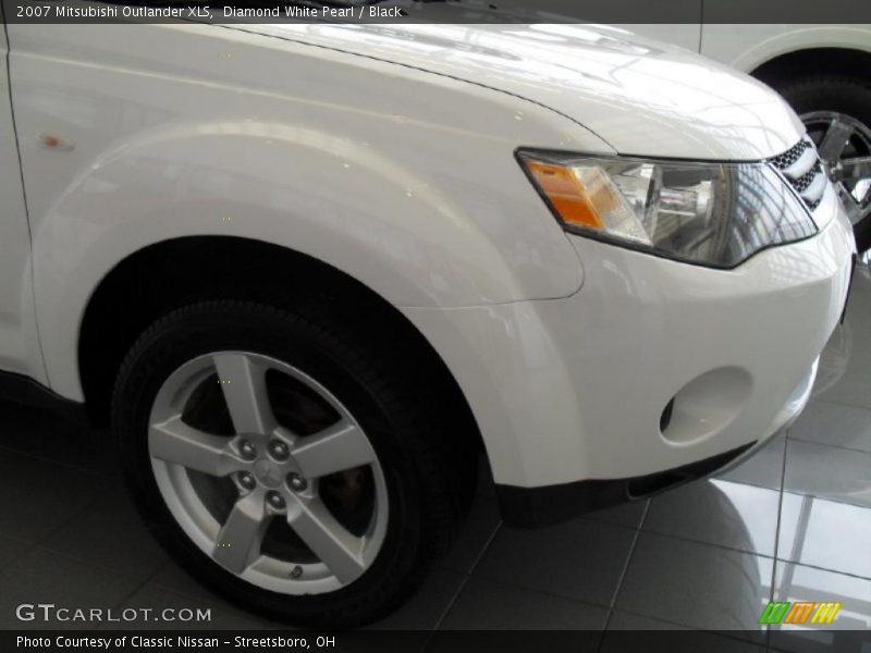 Diamond White Pearl / Black 2007 Mitsubishi Outlander XLS