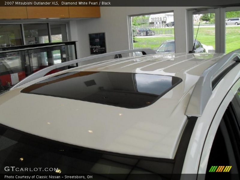 Diamond White Pearl / Black 2007 Mitsubishi Outlander XLS