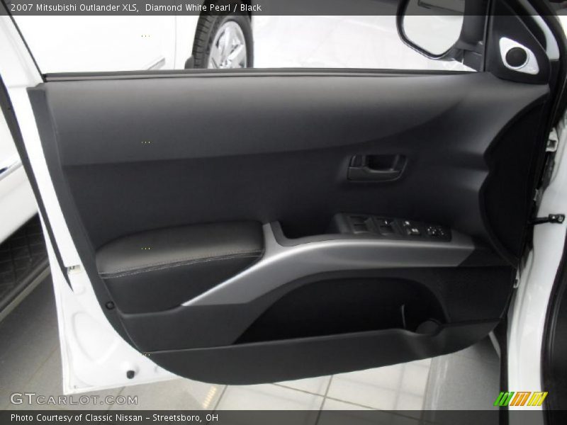 Diamond White Pearl / Black 2007 Mitsubishi Outlander XLS