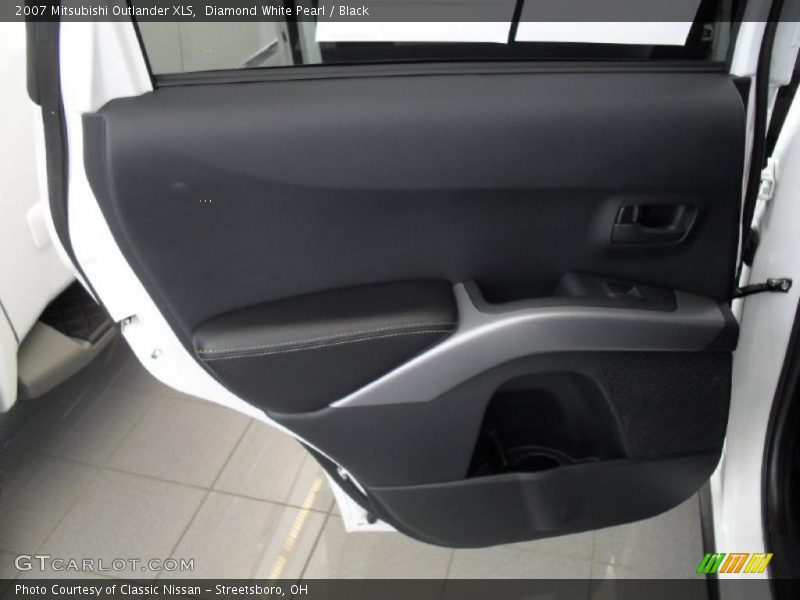 Diamond White Pearl / Black 2007 Mitsubishi Outlander XLS