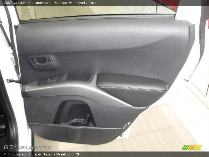 Diamond White Pearl / Black 2007 Mitsubishi Outlander XLS