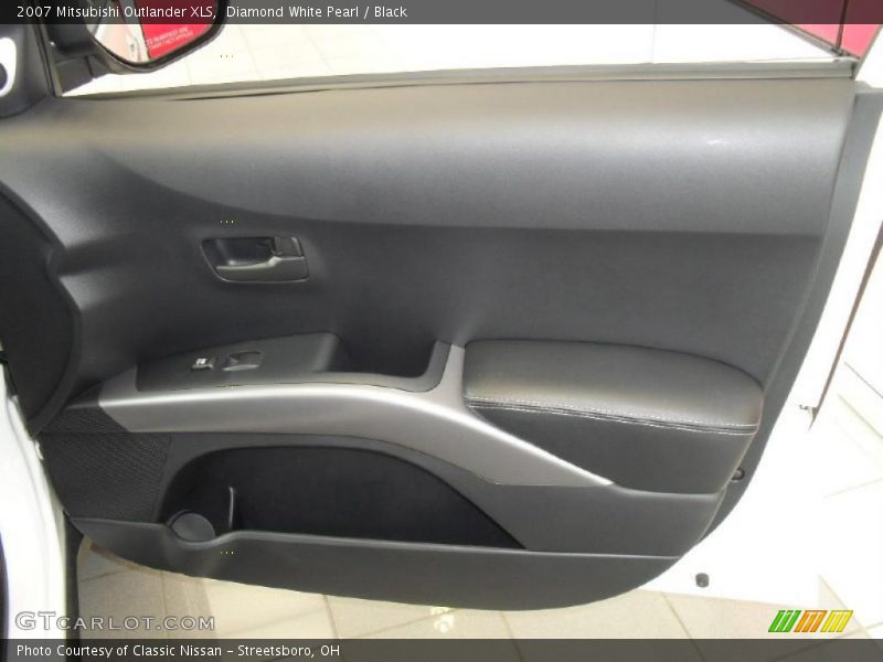 Diamond White Pearl / Black 2007 Mitsubishi Outlander XLS