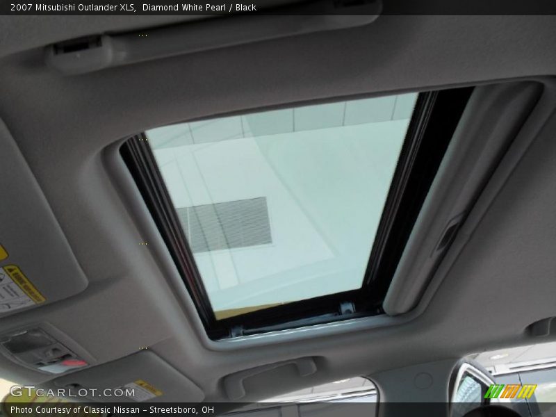 Diamond White Pearl / Black 2007 Mitsubishi Outlander XLS