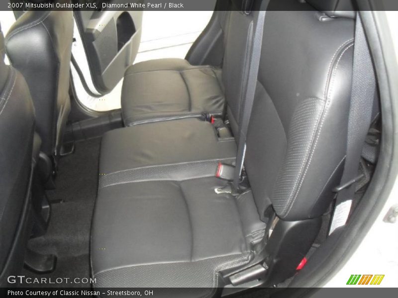Diamond White Pearl / Black 2007 Mitsubishi Outlander XLS