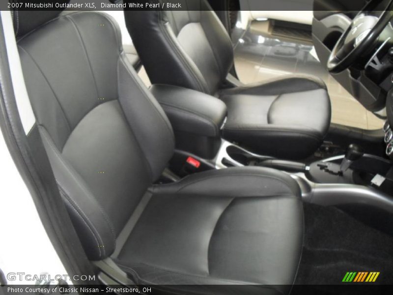 Diamond White Pearl / Black 2007 Mitsubishi Outlander XLS