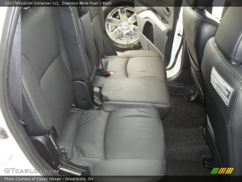 Diamond White Pearl / Black 2007 Mitsubishi Outlander XLS