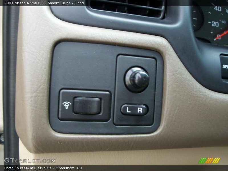 Sandrift Beige / Blond 2001 Nissan Altima GXE