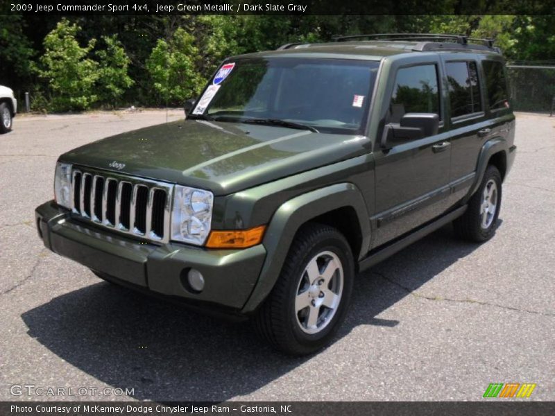 Front 3/4 View of 2009 Commander Sport 4x4