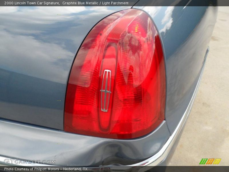 Graphite Blue Metallic / Light Parchment 2000 Lincoln Town Car Signature