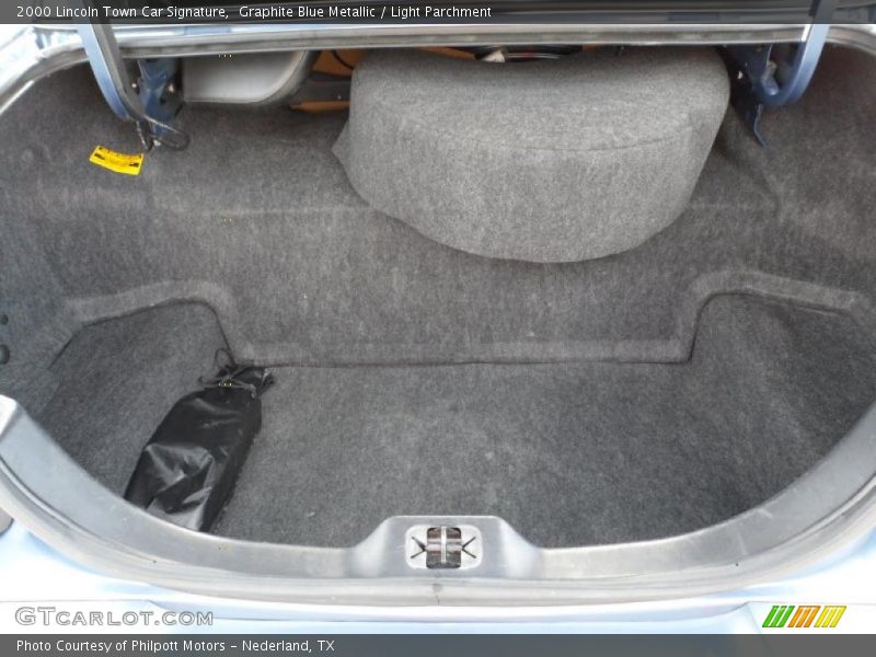  2000 Town Car Signature Trunk