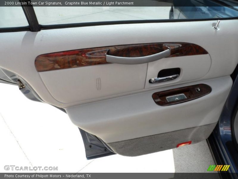 Door Panel of 2000 Town Car Signature