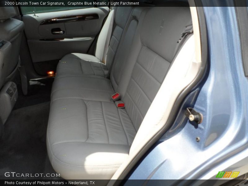  2000 Town Car Signature Light Parchment Interior