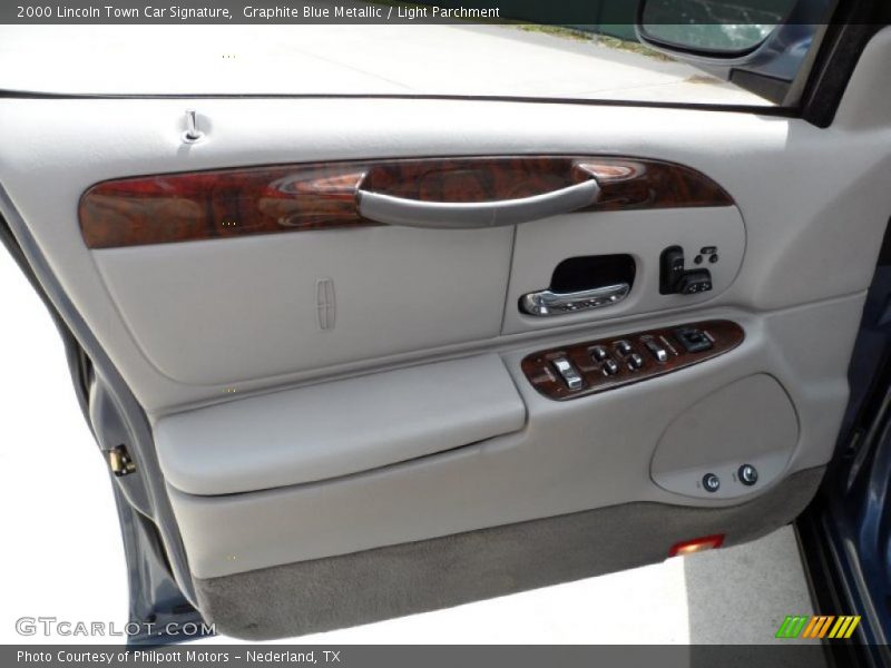 Door Panel of 2000 Town Car Signature