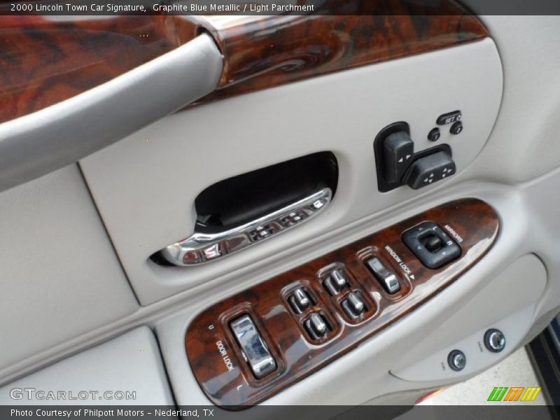 Controls of 2000 Town Car Signature