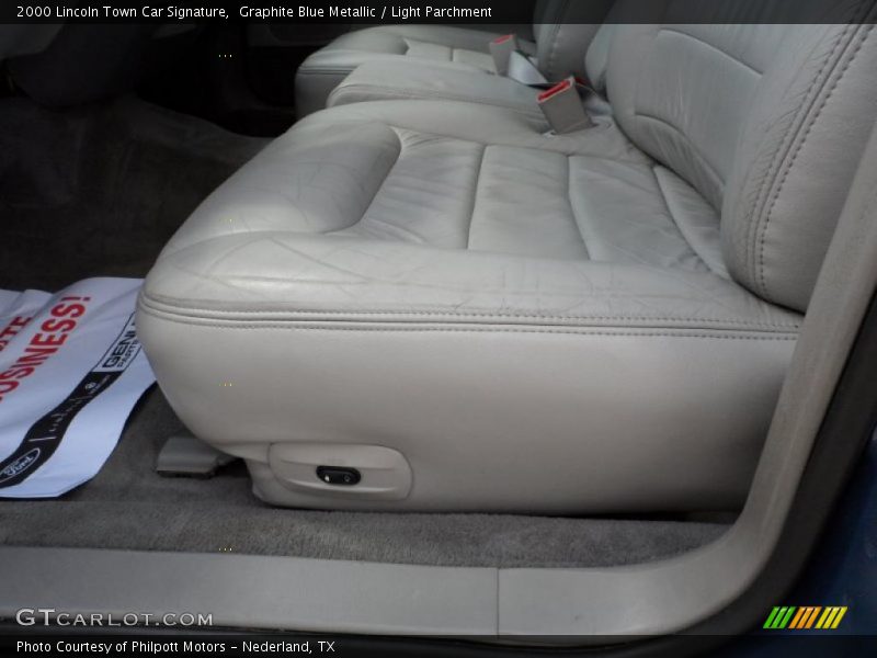 Graphite Blue Metallic / Light Parchment 2000 Lincoln Town Car Signature