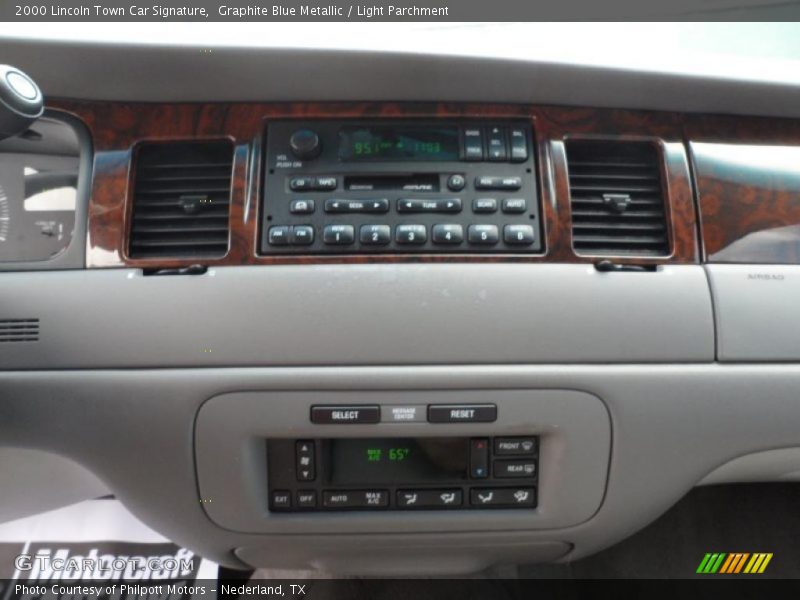 Controls of 2000 Town Car Signature