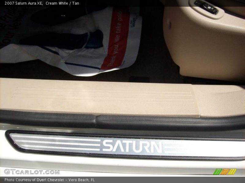 Cream White / Tan 2007 Saturn Aura XE