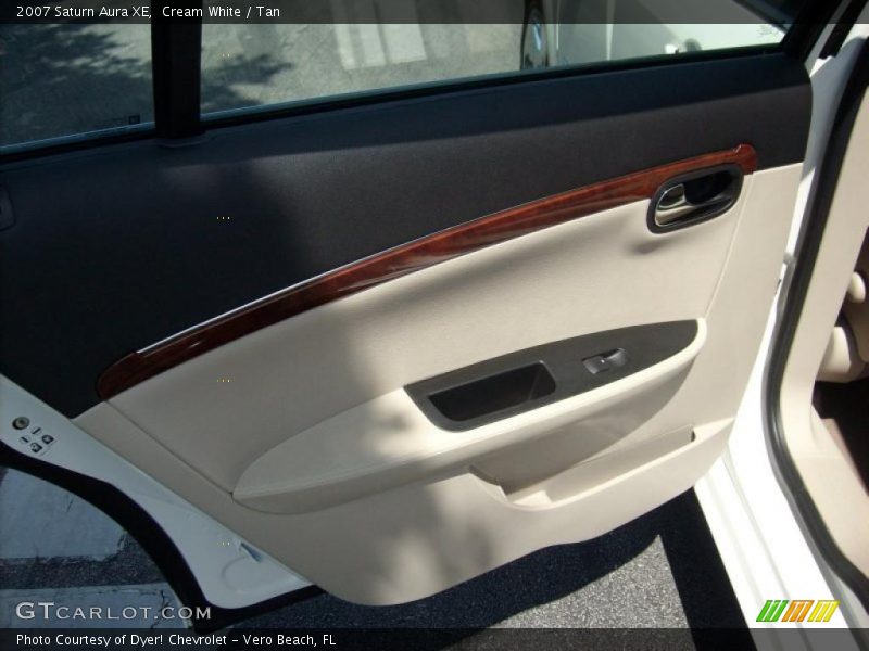 Cream White / Tan 2007 Saturn Aura XE