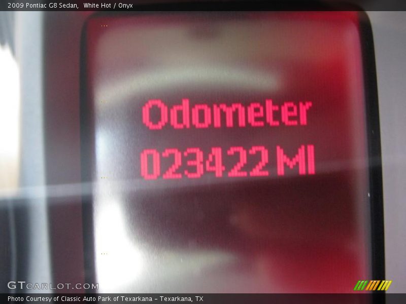 White Hot / Onyx 2009 Pontiac G8 Sedan