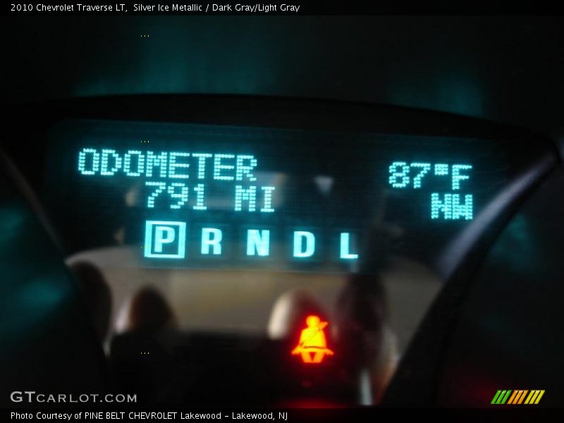 Silver Ice Metallic / Dark Gray/Light Gray 2010 Chevrolet Traverse LT