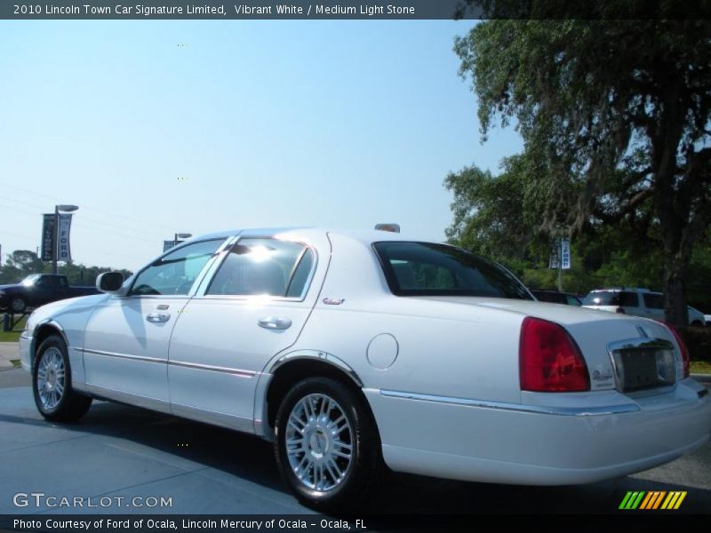 Vibrant White / Medium Light Stone 2010 Lincoln Town Car Signature Limited