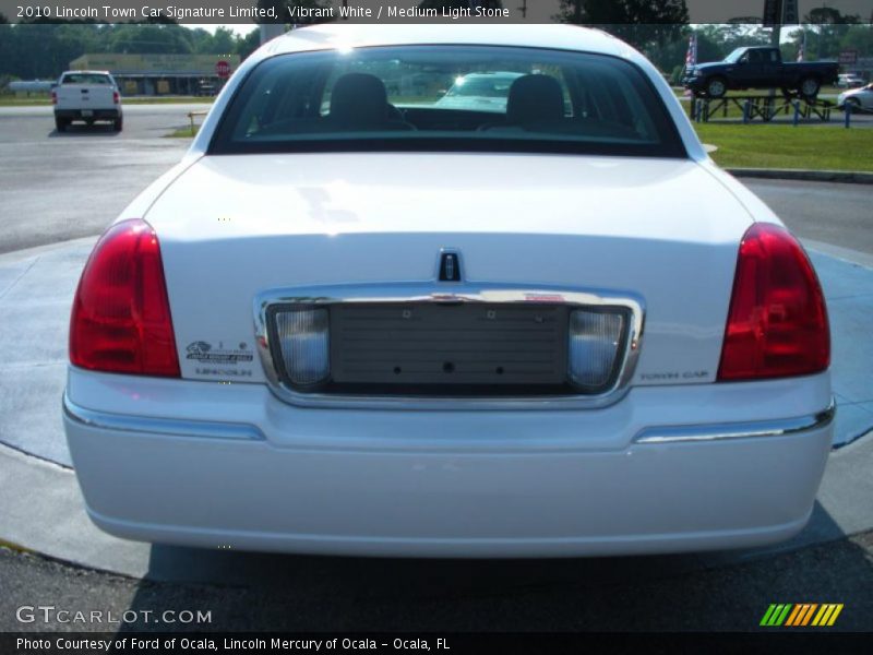 Vibrant White / Medium Light Stone 2010 Lincoln Town Car Signature Limited