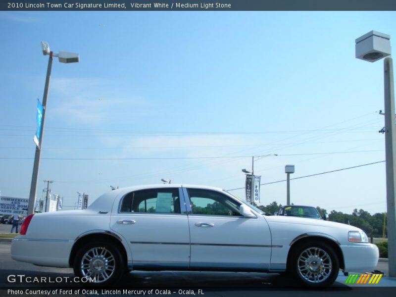 Vibrant White / Medium Light Stone 2010 Lincoln Town Car Signature Limited