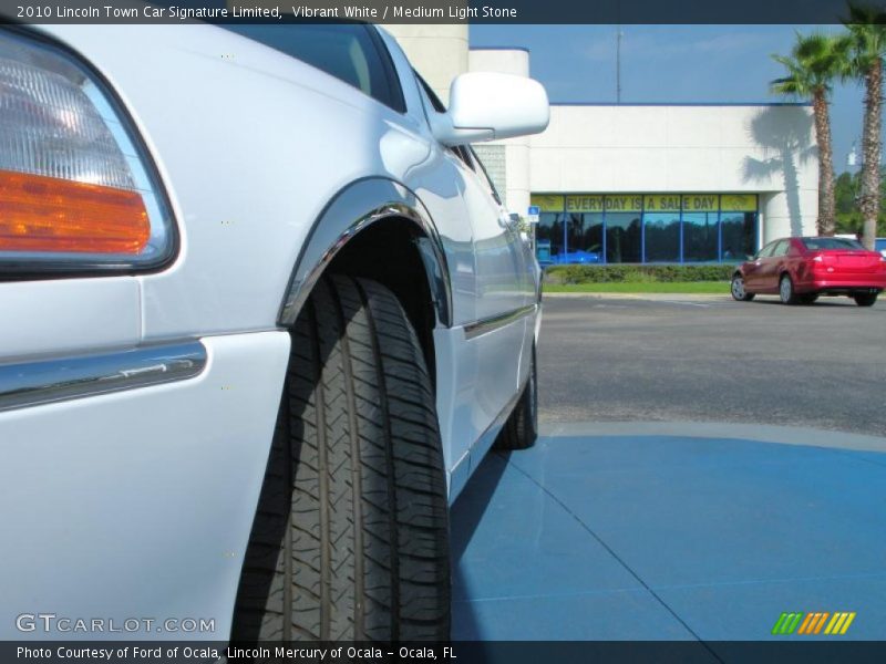 Vibrant White / Medium Light Stone 2010 Lincoln Town Car Signature Limited