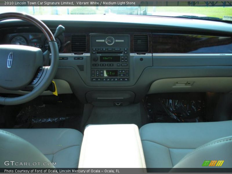 Vibrant White / Medium Light Stone 2010 Lincoln Town Car Signature Limited