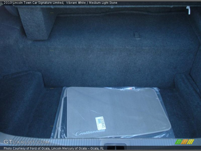 Vibrant White / Medium Light Stone 2010 Lincoln Town Car Signature Limited