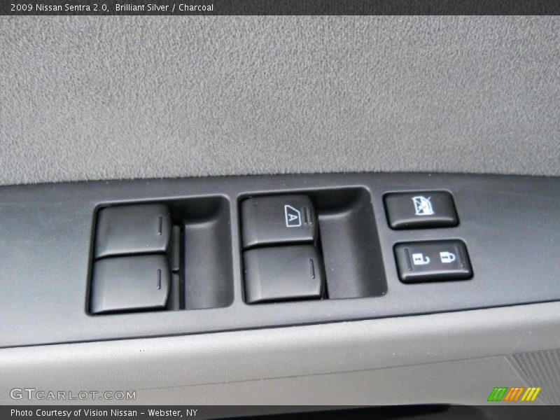 Brilliant Silver / Charcoal 2009 Nissan Sentra 2.0