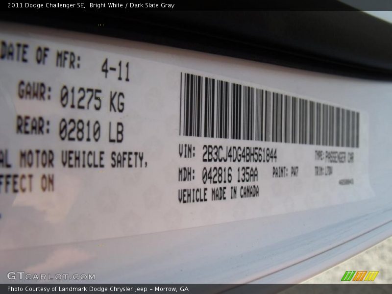 Bright White / Dark Slate Gray 2011 Dodge Challenger SE