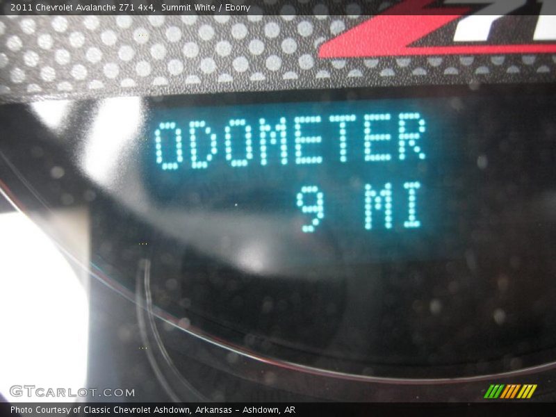 Summit White / Ebony 2011 Chevrolet Avalanche Z71 4x4