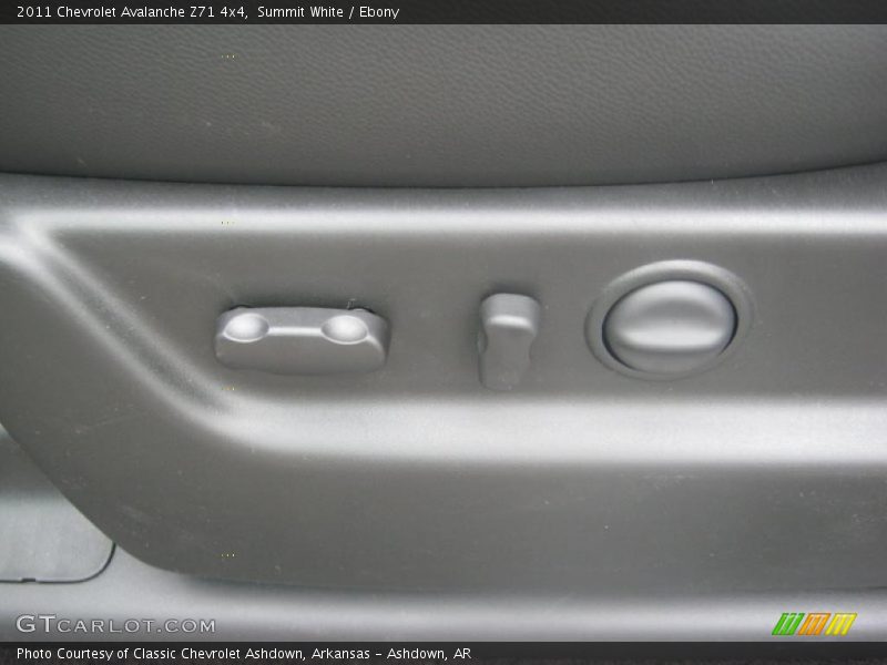 Summit White / Ebony 2011 Chevrolet Avalanche Z71 4x4