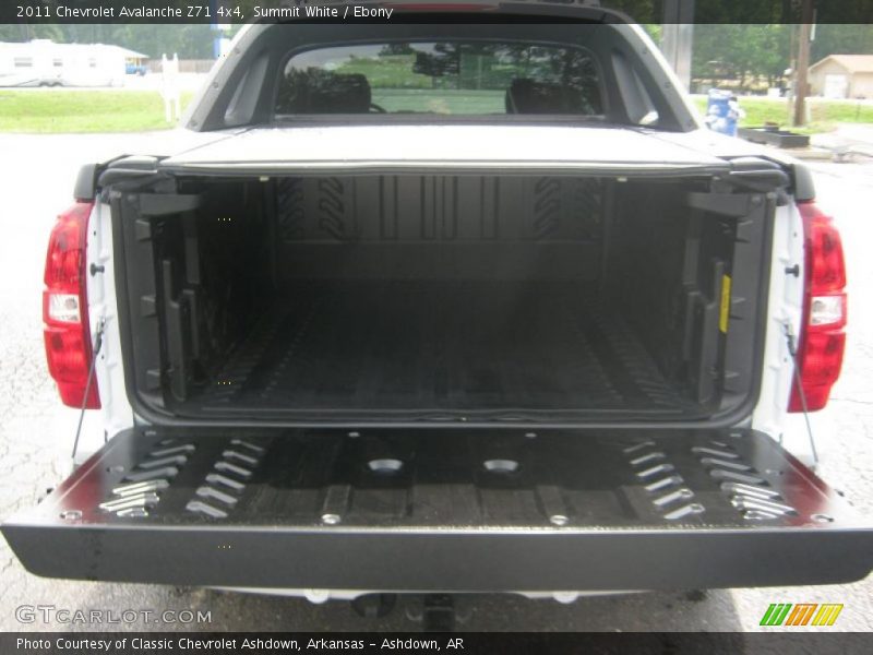 Summit White / Ebony 2011 Chevrolet Avalanche Z71 4x4