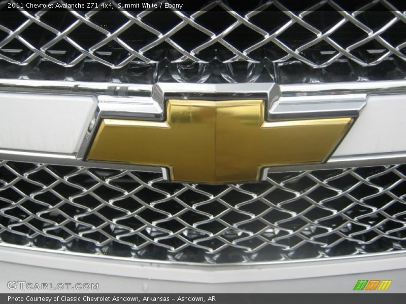 Summit White / Ebony 2011 Chevrolet Avalanche Z71 4x4