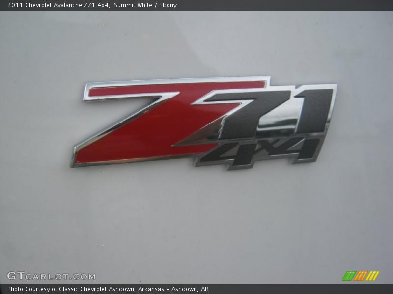 Summit White / Ebony 2011 Chevrolet Avalanche Z71 4x4