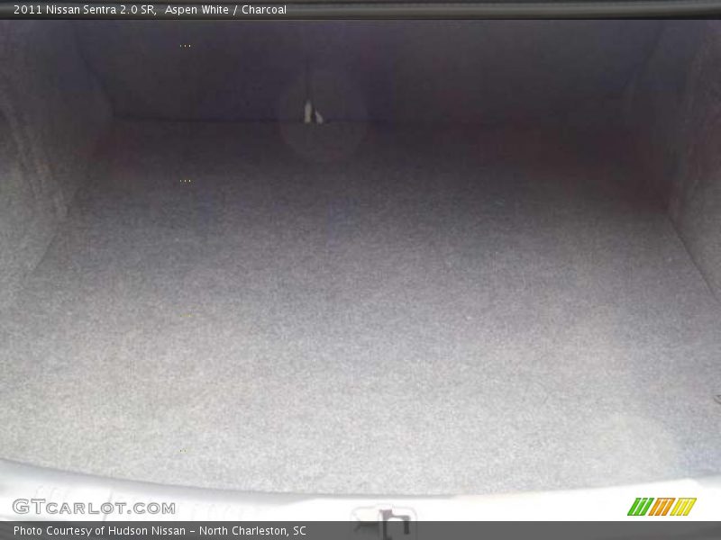 Aspen White / Charcoal 2011 Nissan Sentra 2.0 SR