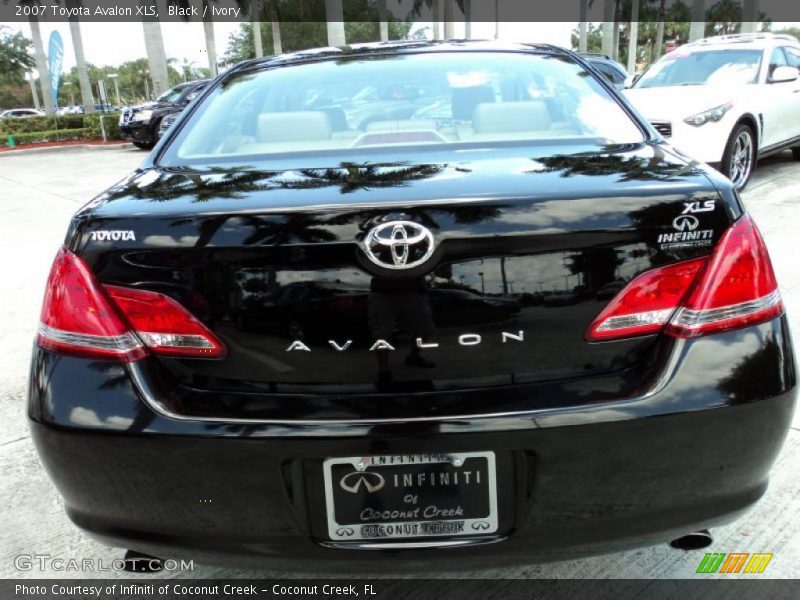 Black / Ivory 2007 Toyota Avalon XLS
