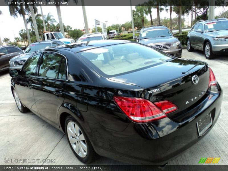 Black / Ivory 2007 Toyota Avalon XLS