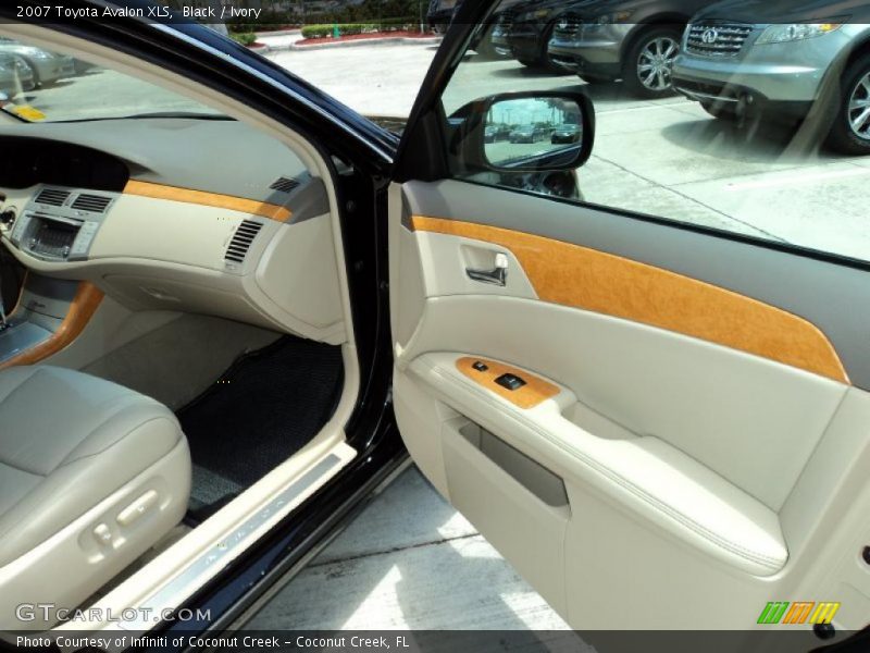 Black / Ivory 2007 Toyota Avalon XLS
